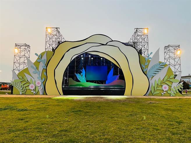 舞台設計團隊，是由獲金鐘肯定的李信興帶領「調皮工作室」團隊操刀。(黃敬文翻攝)