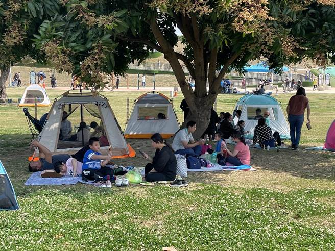 來春紛節，只要帶著野餐墊，就能享受春天輕旅行享受。(黃敬文翻攝)