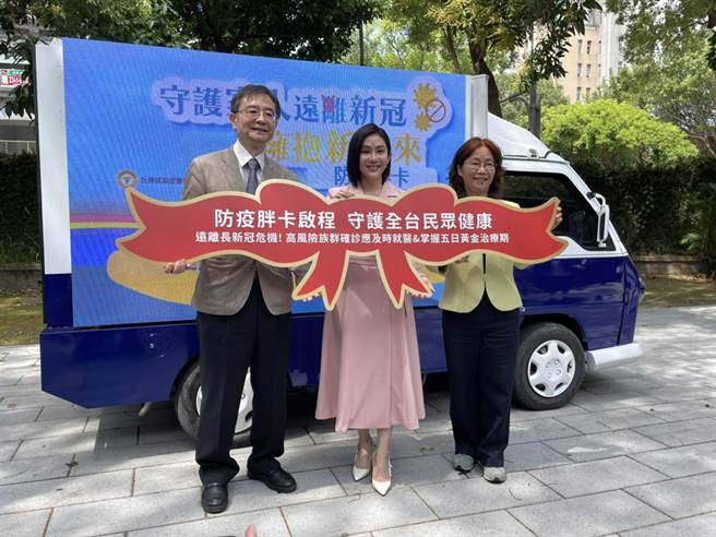 台湾感染症医学会与社团法人台湾感染管制学会今年携手打造「防疫胖卡专车」，前往全台北中南10据点，今年受邀任新冠肺炎卫教大使的王宇婕今天也说自己确诊后，背剧本记忆力变差。（郑郁蓁摄）