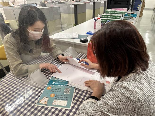 新北市劳工局就安科提供民眾临柜谘询旧制退休金。（新北市劳工局）
