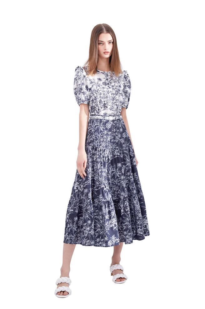 SOGO復兴馆高美芬－独家开发古典青花瓷蓝皇家工笔画风系列上衣，8980元、长裙1万3980元。（SOGO提供）