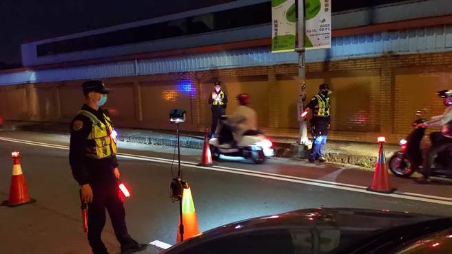 桃園市交通警察大隊16日起至24日，為改善行人用路安全，培養用路人遵守交通規則與秩序，將展開連續9天「強化交通安全執法」。（警方提供）