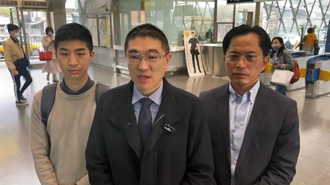 基隆市长谢国梁（中）16日上午，在交通处长王圳宏（右）陪同下，搭乘台铁直达车听取通勤族的心声，他强调将会完善转乘公车路网，提供市民更便利的通勤。（张志康摄）