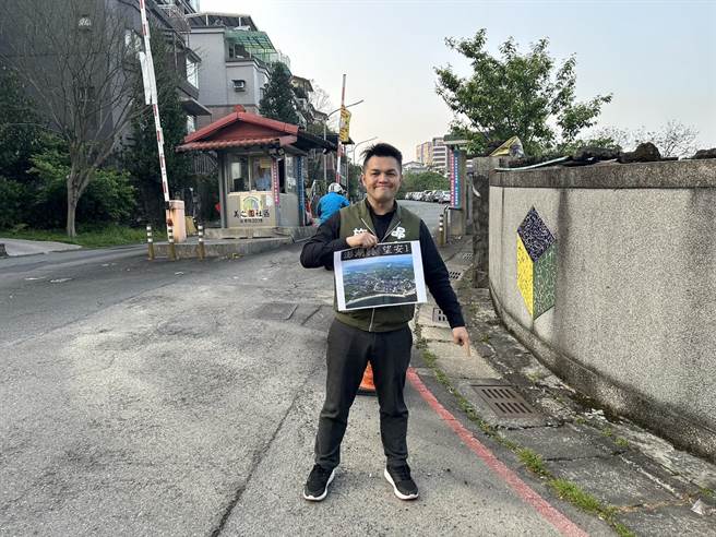 市议员施伟政表示，基隆市中山区美之国社区土地是澎湖县政府望安乡公所所有，基隆不用搭飞机就能到澎湖。（市议员施伟政办公室提供／徐佑升基隆传真）