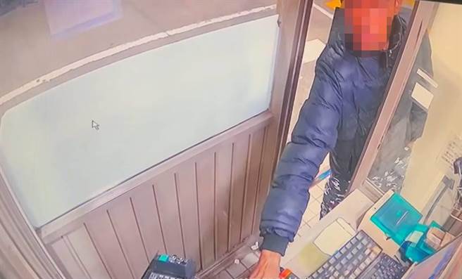 桃园一名潘姓男子近日在大园一间加油站偷走近万元现金。（翻摄照片／蔡明亘桃园传真）