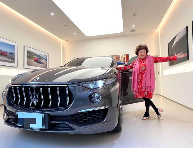 阿姑周游开心买新车。（李朝永提供）