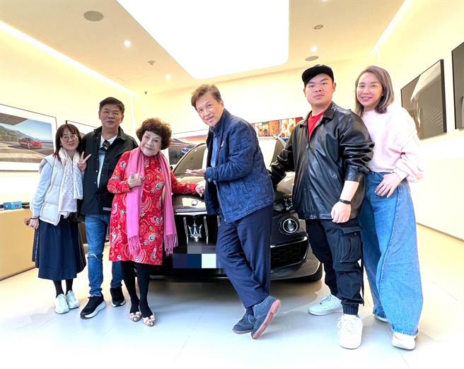 周游、李朝永买新车，媳妇蒋明烨（左起）、儿子冯凯夫妇、长孙冯弈祥、二媳妇陈书璇陪交车。（李朝永提供）