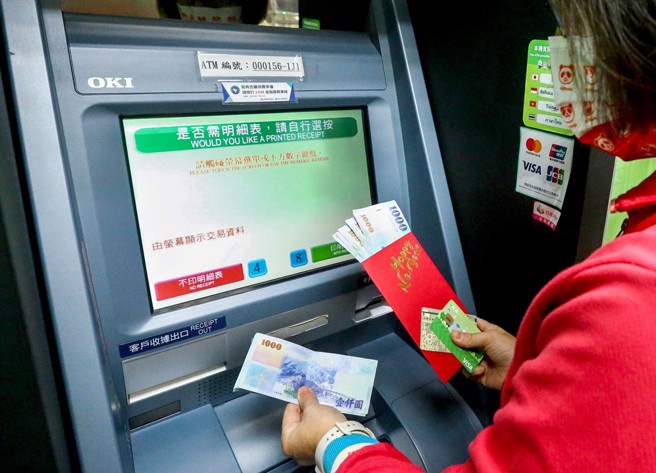 政府普發6000元，民眾可選擇透過「ATM領現」。（示意圖／中時資料照／粘耿豪攝）
