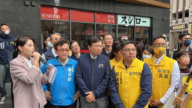 立法院交通委员会、交通部长王国材（中）到新竹市慈云路埔顶二路口进行交通考察。（王惠慧摄）