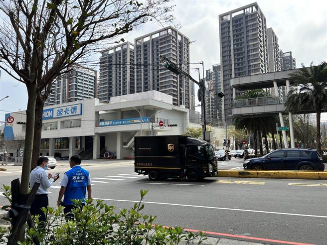 交通部长王国材与立法院交通委员会视察新竹市交通现况。图为慈云路进入园区前的路口。（王惠慧摄）