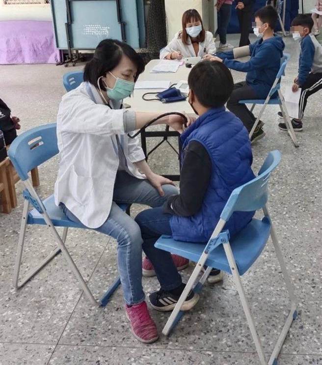 奇美医学中心前往三慈国小、佳兴国小为159名学童做心臟检查。(奇美医学中心提供／曹婷婷台南传真)