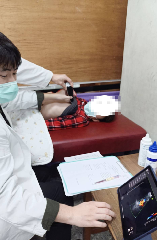 奇美医学中心前往三慈国小、佳兴国小为159名学童做心臟检查。(奇美医学中心提供／曹婷婷台南传真)