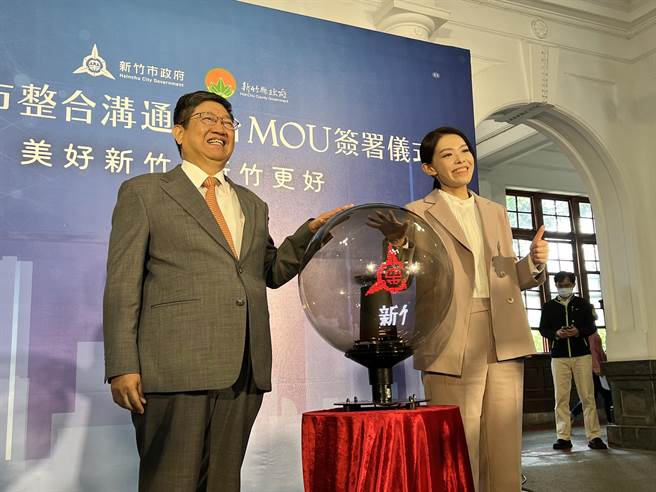 新竹市长高虹安（右）与新竹县长杨文科（左）16日签署「新竹县市整合沟通平台」合作备忘录。（王惠慧摄）
