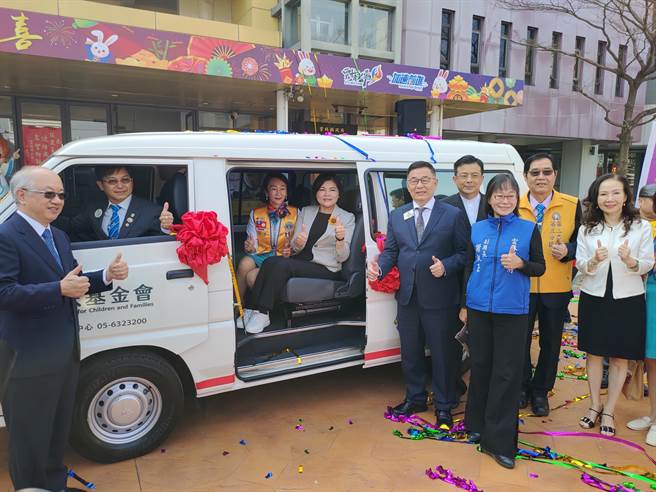 国际狮子会300-D1区协助云林家扶购置厢型车作为物资车。（周丽兰摄）
