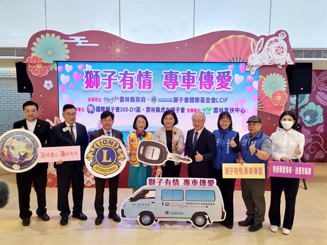 县长张丽善（左五）感谢300-D1区总监施松吉（左三）向狮子会国际基金会LCIF申请，以及虎女狮子会长邱淑香（左四）及虎女狮姊共同捐赠。（周丽兰摄）