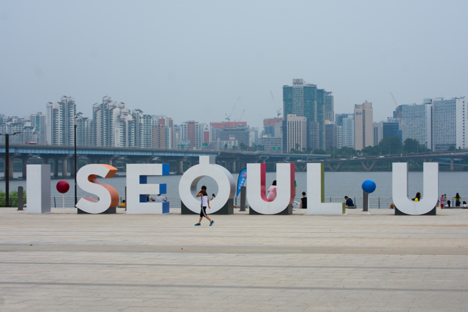 韩国政府原定为配合商界要求，把劳工每周工作时数上限由52小时，大幅增加至69小时，引起年轻民眾强烈反弹。（示意图/shutterstock达志影像）