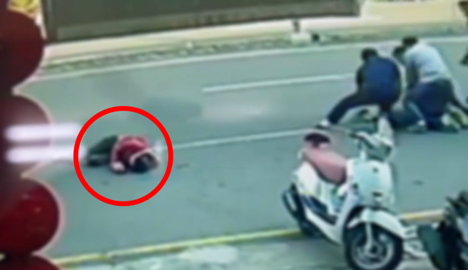 邱姓鱼贩因不满遭同居女友提分手，竟当街拿鱼刀追逐对方，女友在路中倒下遭邱男猛刺数十刀，当场失去意识、送医不治。（翻摄自记者爆料网）