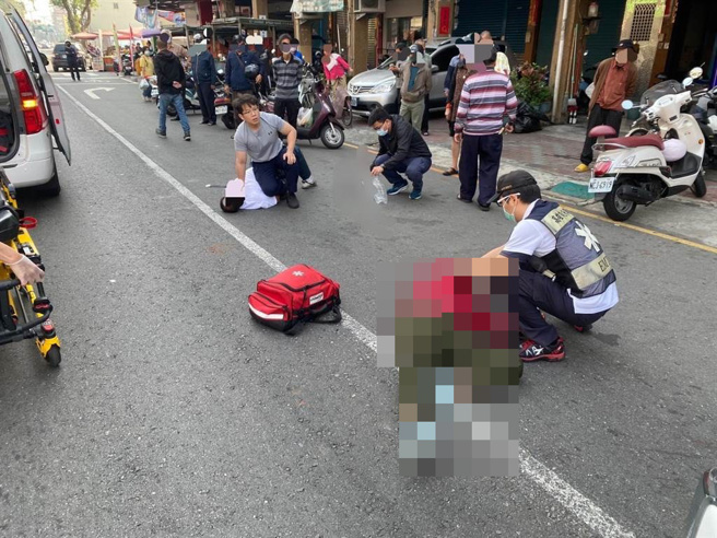 邱姓鱼贩因不满遭同居女友提分手，竟当街拿鱼刀追逐对方，女友在路中倒下遭邱男猛刺数十刀，当场失去意识、送医不治。（翻摄照片）