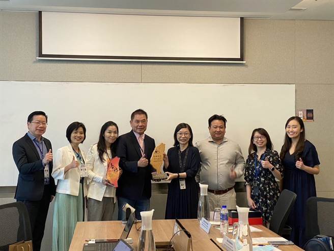 苗栗县长锺东锦（左四）一行人与当地教育团队交流。（苗栗县政府提供／李京升苗栗传真）