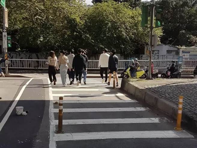 民眾遭凸出的废弃交通杆底座拌倒，伤口长达15公分，且需復健1年以上。（台北市交工处提供／刘彦宜台北传真）