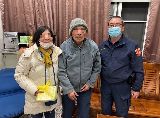 96歲罹患有失智症的溫姓老翁，14日下午獨自騎乘機車外出至東勢區晃晃，欲返家時卻忘記如何回家。(警方提供)