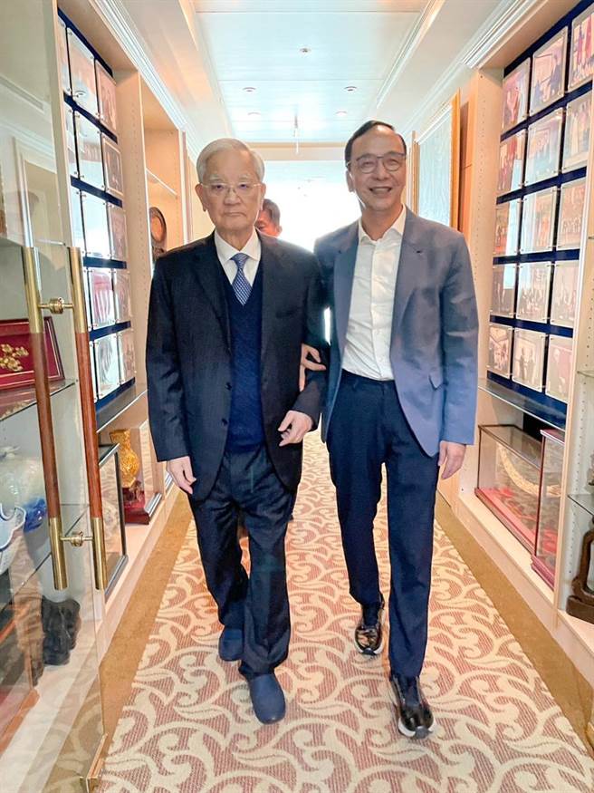 国民党主席朱立伦（右）与国民党前主席连战（左）。（朱立伦脸书）