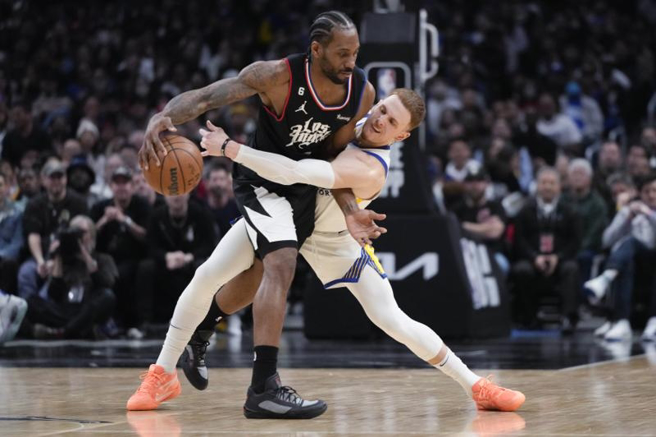 快艇队Kawhi Leonard(左)持球对抗勇士队Donte DiVincenzo。（美联社）