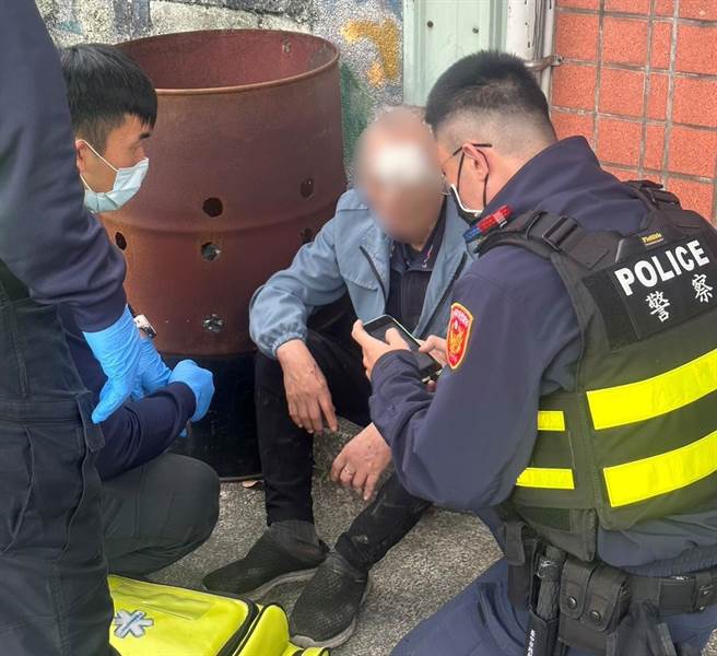 7旬翁外出购物路旁跌倒受伤，警方获报如及时雨火速前往救援。(警方提供)