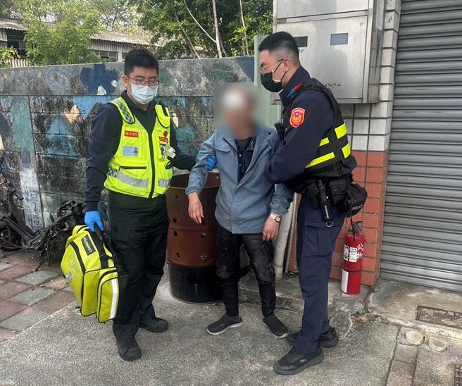 7旬翁外出购物路旁跌倒受伤，警方获报如及时雨火速前往救援。(警方提供)
