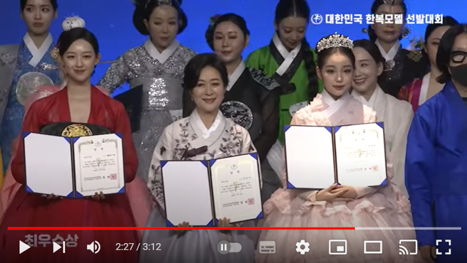 叶萱（左一）韩服选美比赛影片被翻出。(图/翻摄自韩国韩服选美YouTube)