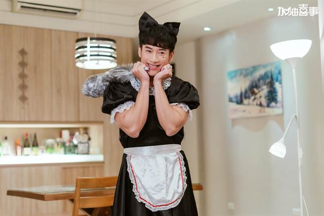 周孝安的肌肉甜心女僕裝扮引起全場劇烈反應。（TVBS提供）