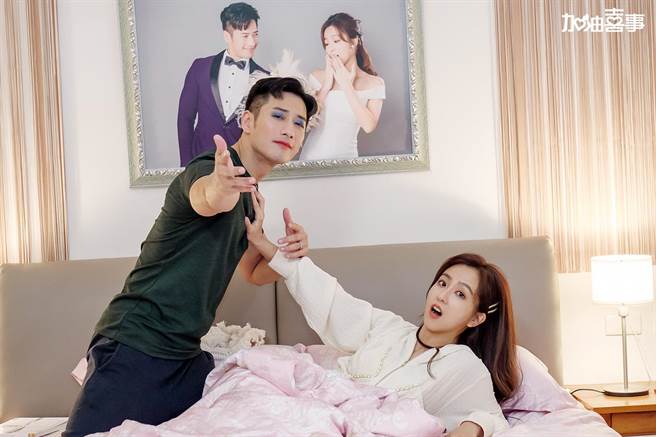 周孝安為戲濃妝艷抹，讓周曉涵超驚慌。（TVBS提供）