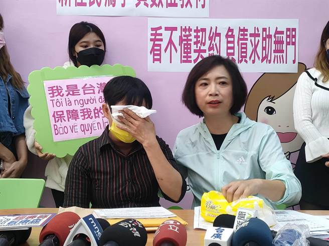 立委何欣纯与范妈妈16日举办记者会说出自身经验，范妈妈不禁落泪表示「真的很辛苦」。（潘虹恩摄）