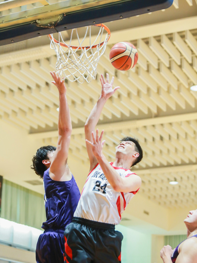 永庆房屋落实「弹性工作8小时」，让永庆经纪人能保持运动习惯，在球场上有非凡表现。(图/永庆房屋提供)