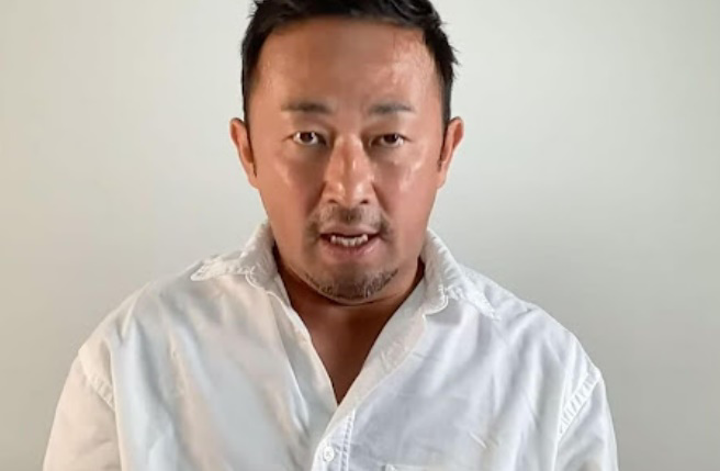 东谷义和涉嫌长期恐吓绫野刚等人，日本警视厅已取得逮捕令，并将发布国际通缉令。（图／暇人战队 推特）