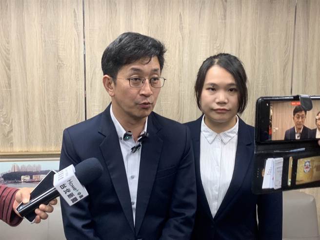 民进党立委蔡适应（左）针对林沛祥参选回应，批评真正为基隆做事的人大可不必。（徐佑升摄）