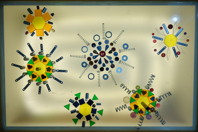 幼儿光桌作品_烟火。(照片/中臺科大提供)