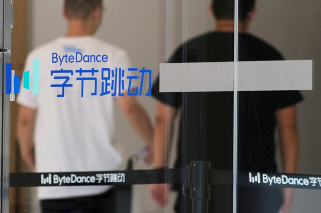 美国官员已建议TikTok与中国母公司「字节跳动」（ByteDance）分道扬镳，包括欧洲联盟和美国在内的西方强权担心使用者数据遭中国官员利用或滥用，因此对这款App採取愈来愈强硬的立场。(图/路透社)