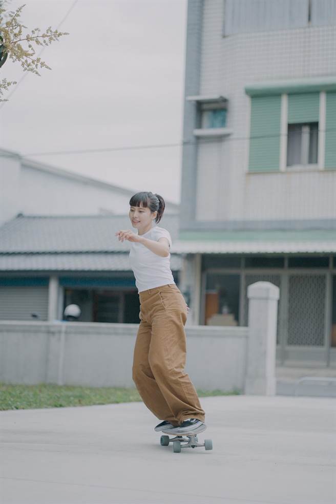 吴汶芳滑板时不慎摔伤。（声势文创娱乐提供）