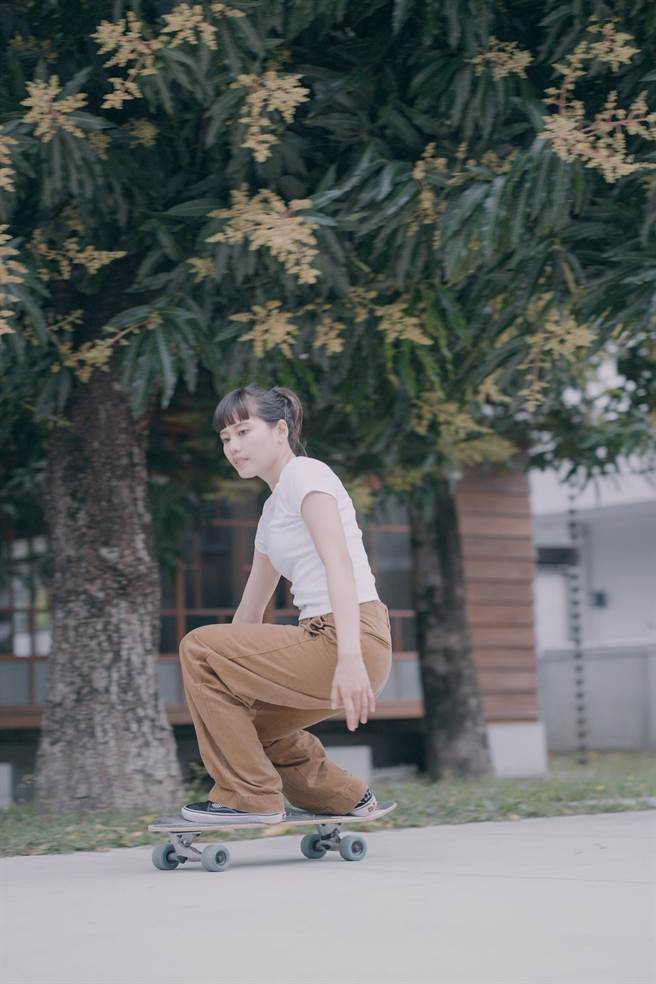 吴汶芳滑板时不慎摔伤。（声势文创娱乐提供）