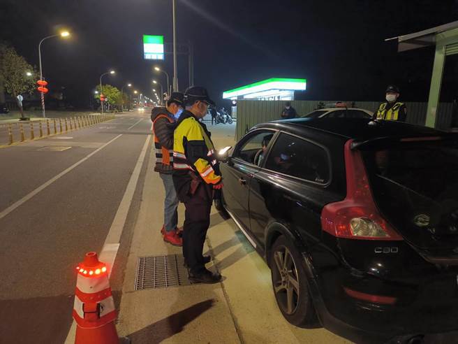 金门县警局昨日晚间执行威力扫荡，路检拦查发现1女驾驶身体不适，值勤女警临充「代驾」急速将其送医。(图／警方提供)