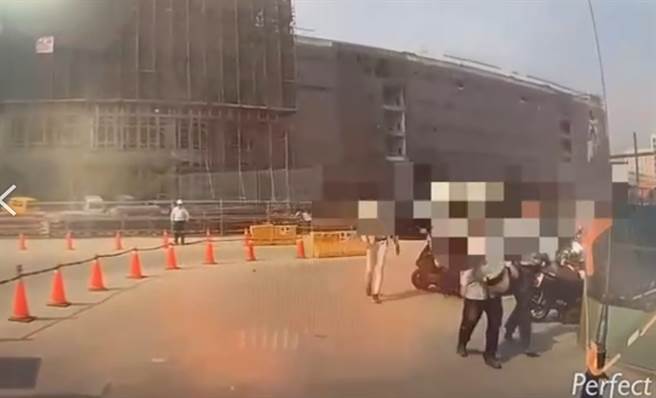 高雄路竹区一处建筑工地16日上午因为细故引发工人们打群架，造成1人受伤送医。（翻摄照片／林瑞益高雄传真）