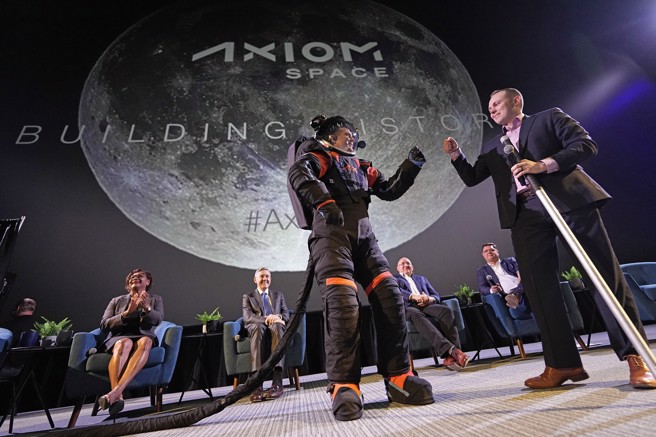 NASA昨（15）日发表了新一代太空衣，预计将在2025年登月任务中派上用场。（图／美联社）