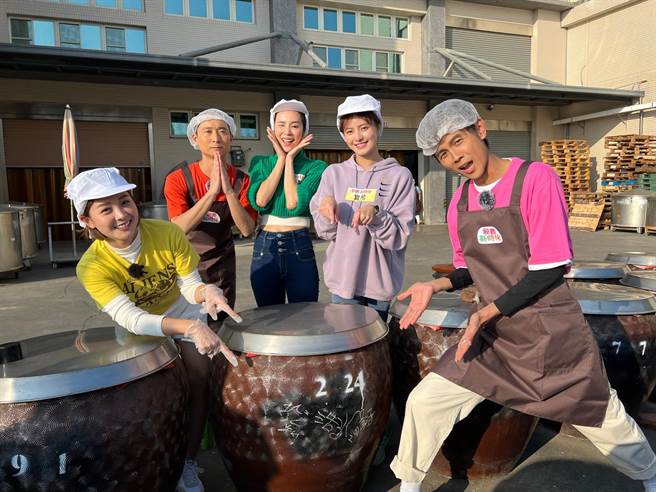 籃籃（左起）、浩子、康茵茵、宜芳、阿翔體驗製作豆瓣醬。（民視提供）