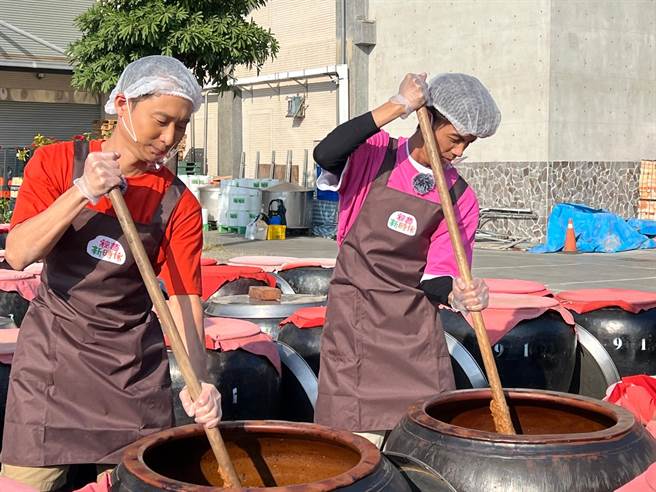 浩子、阿翔PK攪拌豆瓣醬。（民視提供）