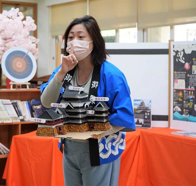 大桥国小志工家长拿出建筑物模型，向学生介绍日本最具传统建筑特色的松本城。（北市大桥国小提供）