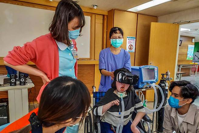 欢呼儿许诗婷戴上VR眼镜，体验看世界风景的感觉。（罗浚滨摄）