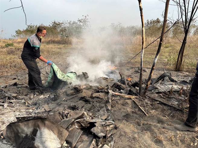 彰化縣溪州鄉今天下午傳出墜機事故，據傳是當地輕航機業者的輕航機。(民眾提供／吳建輝彰化傳真)