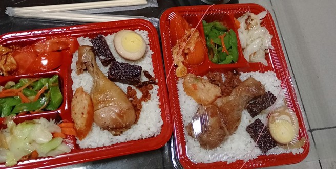 有網友分享40元的雞腿便當照片，讓不少人看了羨慕，留言狂求店址。（圖／翻攝自FB《爆怨公社》）