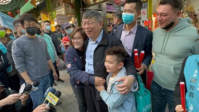 民眾党主席柯文哲在农历过年前夕，选高雄为第一站，到三凤中街发春联。（柯宗纬摄）